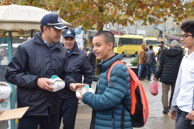 Mevlid Kandili’nde 2 bin kutu kandil simidi dağıtıldı