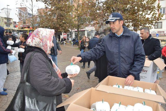 Mevlid Kandili’nde 2 bin kutu kandil simidi dağıtıldı