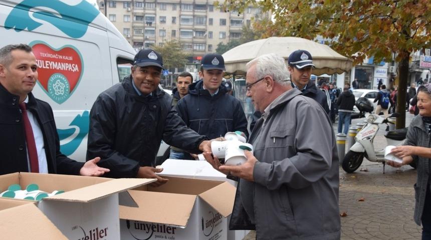 Mevlid Kandili&rsquo;nde 2 bin kutu kandil simidi dağıtıldı