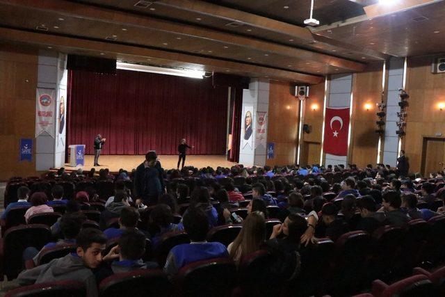 Sare Eğitim Kurumları öğrencileri ‘Stand up’ gösterisi ile moral buldu