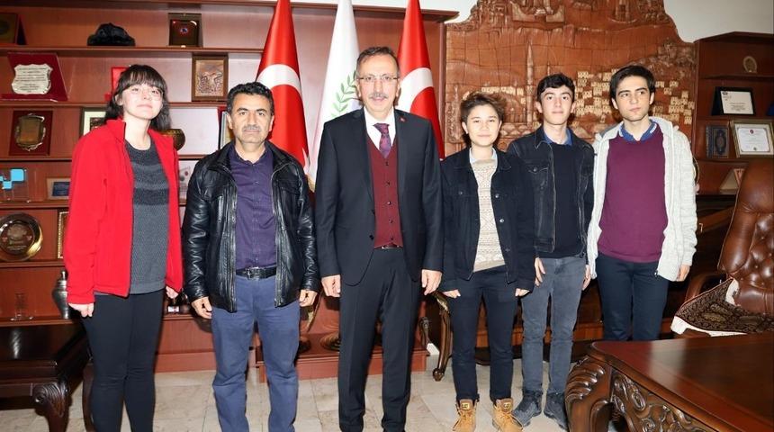 Se&ccedil;en, vatandaşların sorunlarını dinlemeye devam ediyor