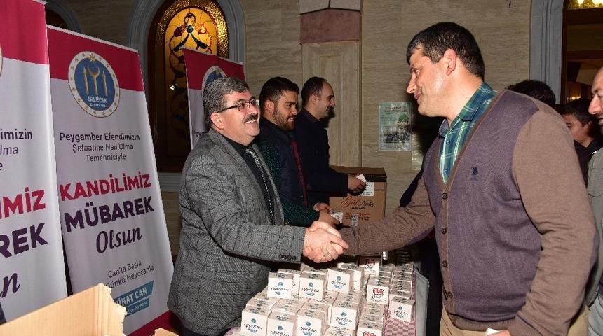 Bilecik Belediyesi kandil simidi dağıttı