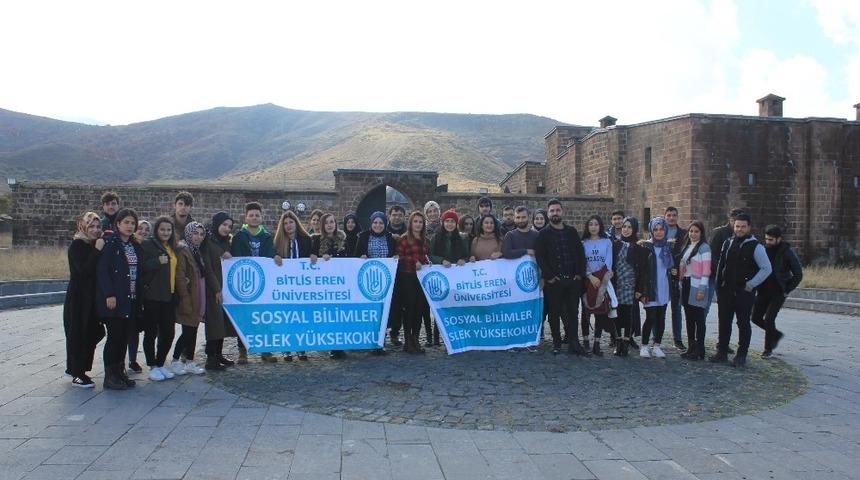 Üniversite öğrencileri Nemrut’u temizledi