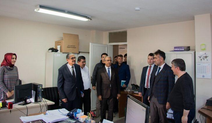 Vali Çağatay, belediye makamına geçti G1