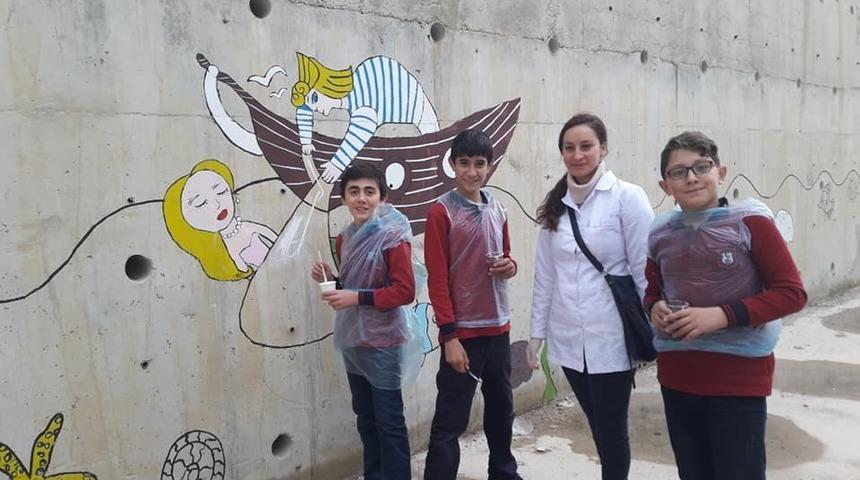 D&uuml;nya &Ccedil;ocuk G&uuml;n&uuml;&rsquo;nde okulun duvarına resim yaptılar