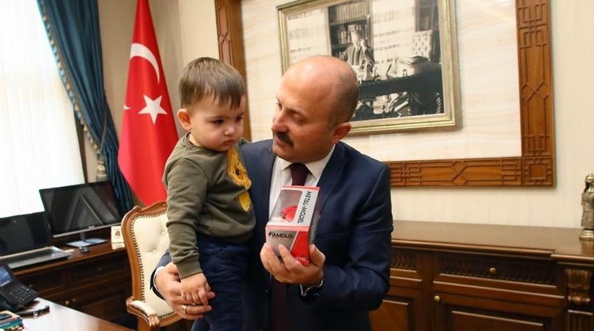 Şehidin emanetini kucağında taşıyor