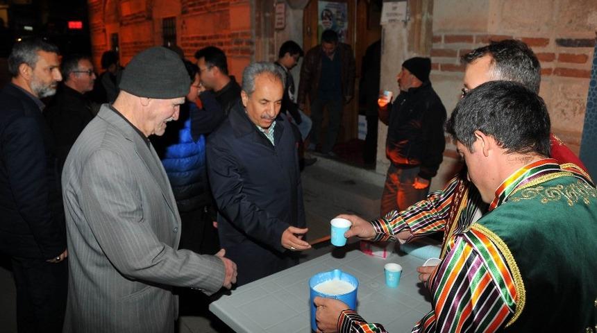 Akşehir Belediyesi vatandaşlara ballı s&uuml;t dağıttı