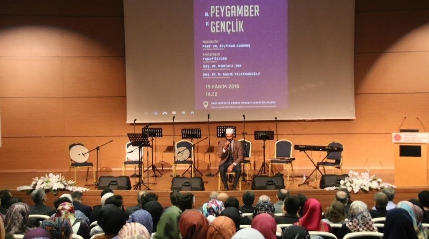 NEV&Uuml;&rsquo;de &ldquo;Peygamberimiz ve Gen&ccedil;lik&rdquo; konulu panel d&uuml;zenlendi
