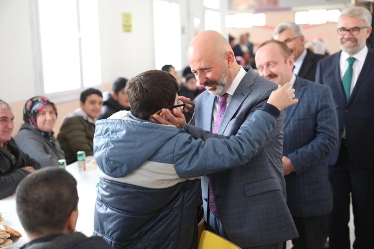 Başkan &Ccedil;olakbayrakdar &ouml;zel &ouml;ğrencileri ziyaret etti