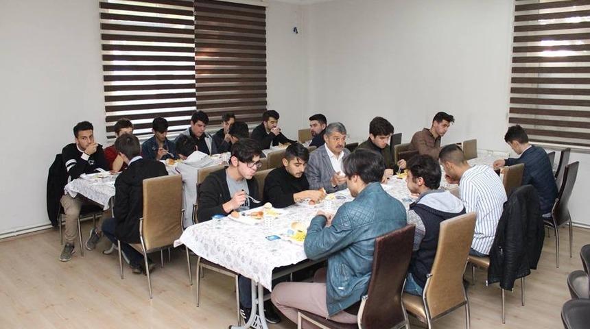 Başkan Akın, gen&ccedil;lerin taleplerini dinledi