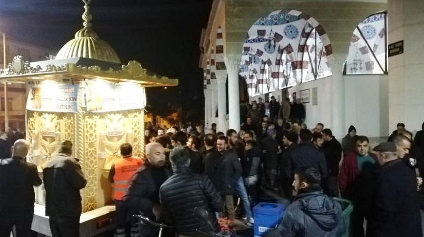 Ereğli Belediyesi Mevlit Kandilinde vatandaşlara süt ikram etti