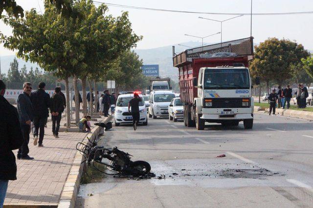 Otomobille çarpışan motosiklet yandı; sürücüsü ağır yaralı