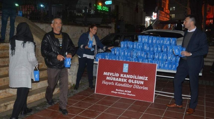 Aliağa&rsquo;da camilere akın eden vatandaşlara kandil simidi ikramı