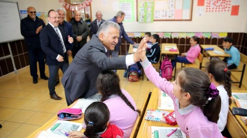 Başkan Memduh B&uuml;y&uuml;kkılı&ccedil; G&uuml;rpınar İlk ve Ortaokulunu ziyaret etti