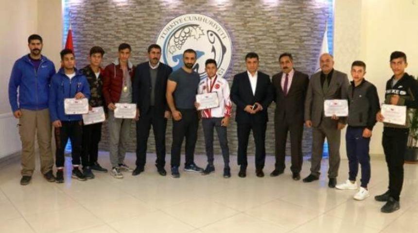 Ercişli gen&ccedil;ler 5 madalyayla il&ccedil;eye d&ouml;nd&uuml;