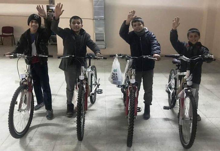 Mendil satan çocukların bisiklet sevinci
