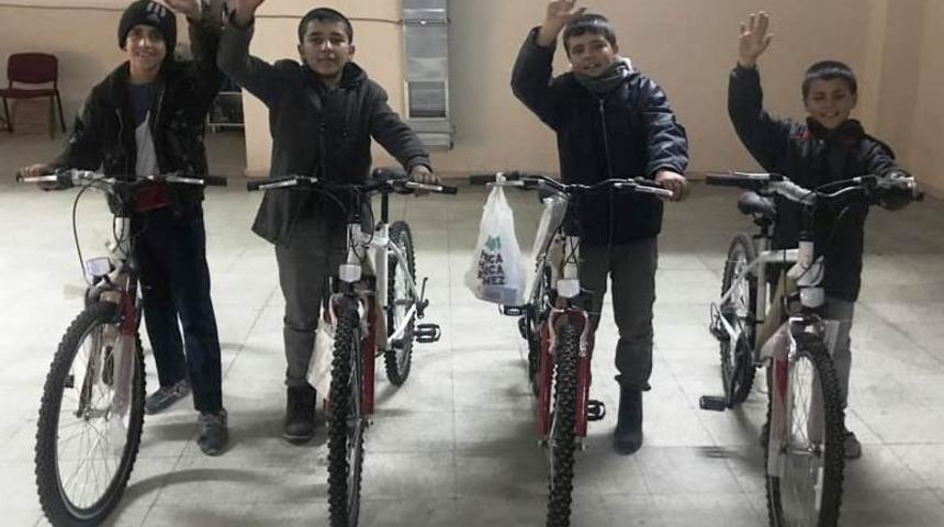 Mendil satan &ccedil;ocukların bisiklet sevinci