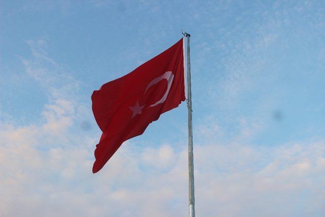 Yavuzeli kalesine dev Türk bayrağı dikildi