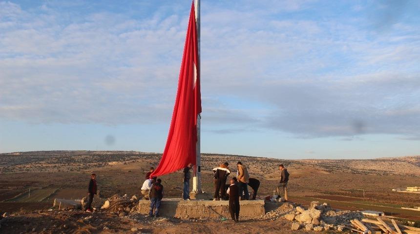 Yavuzeli kalesine dev T&uuml;rk bayrağı dikildi