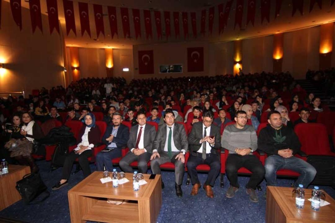 &Ouml;ğrenci ve &Ouml;ğretmenlere Bilin&ccedil;li Teknoloji ve Sosyal Medya Kullanımı Konulu konferans verildi