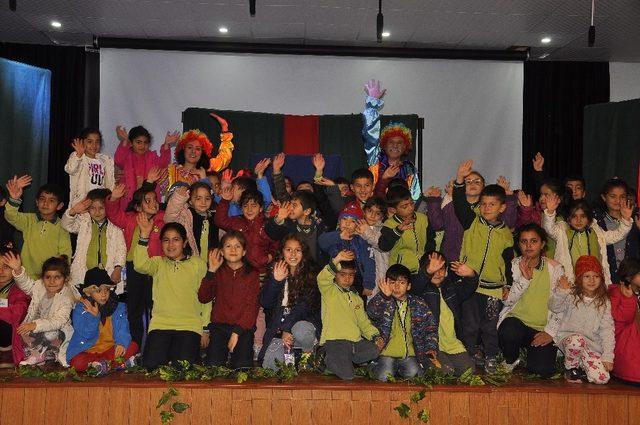 Arguvan’da tiyatro gösterimine çocuklardan büyük ilgi