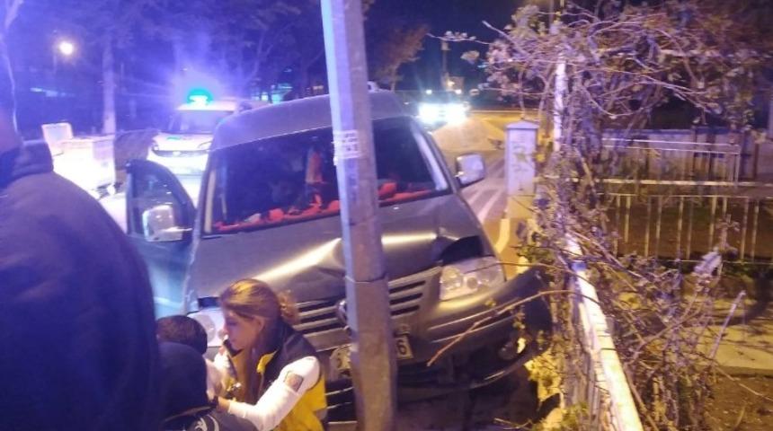 Kamyonet elektrik direğine &ccedil;arptı; 1 yaralı