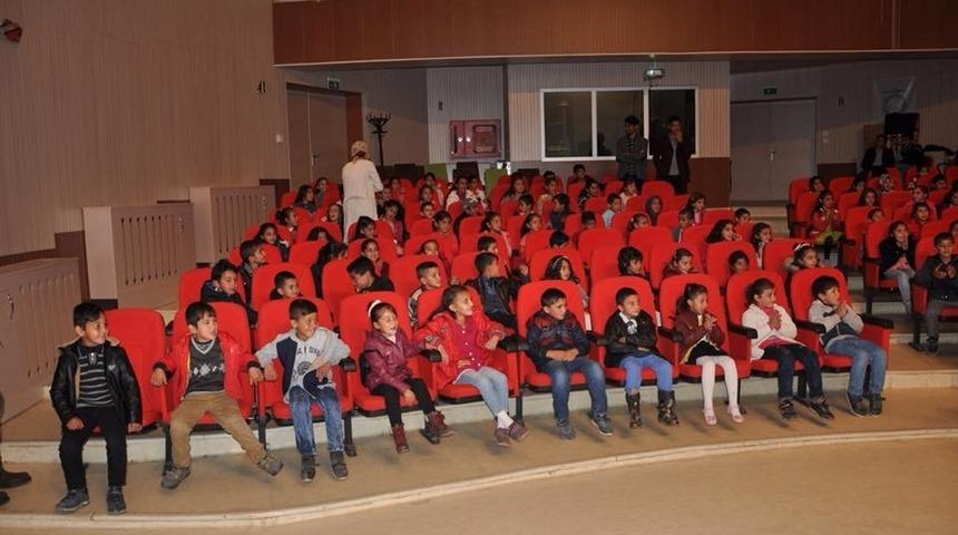 Erciş Belediyesinden &ouml;ğrencilere sinema etkinliği