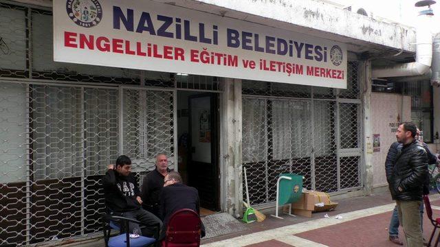 Engelli öğrenciler yeni botlarıyla kışı rahat geçirecek