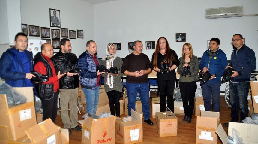 Engelli &ouml;ğrenciler yeni botlarıyla kışı rahat ge&ccedil;irecek