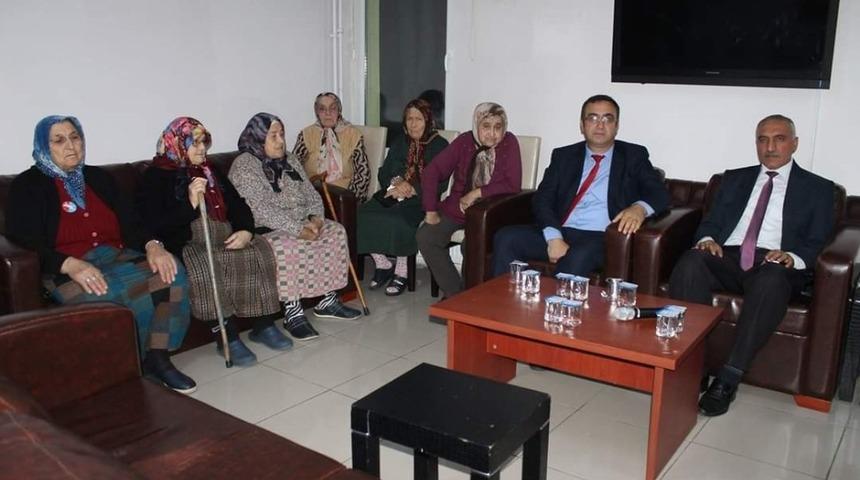 İl&ccedil;e m&uuml;ft&uuml;s&uuml;nden huzurevine ziyaret