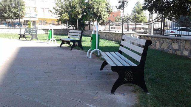 Adıyaman Belediyesi park banklarını ve çöp kovalarını yeniledi