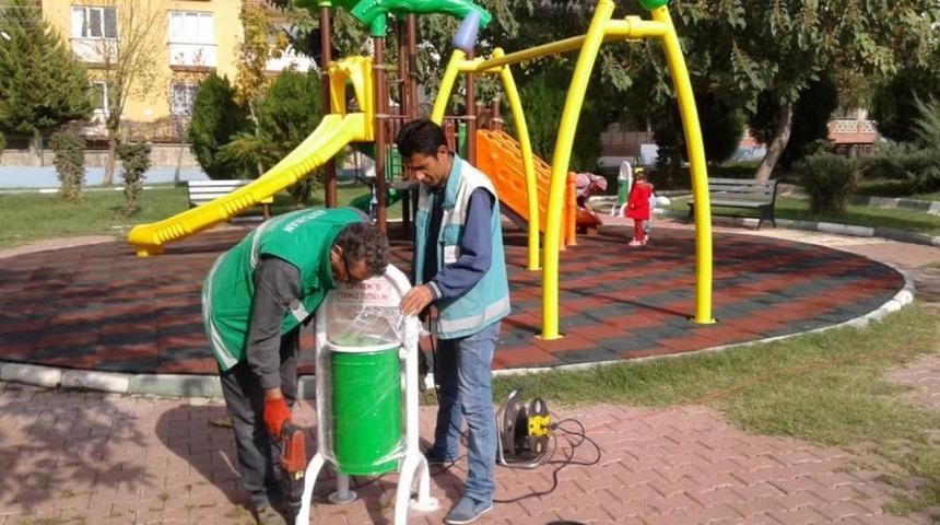 Adıyaman Belediyesi park banklarını ve &ccedil;&ouml;p kovalarını yeniledi