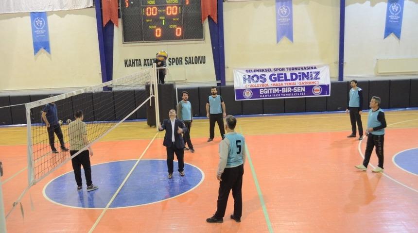 Okullararası voleybol turnuvası başladı