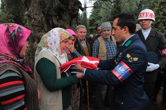 Nöbet kulübesinde ölü bulunan asker, Ödemiş'te defnedildi