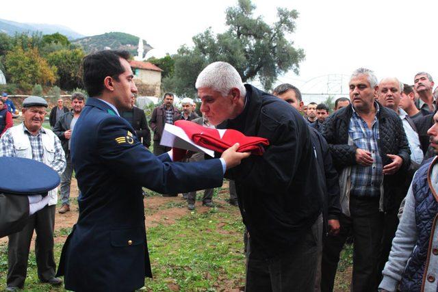 Nöbet kulübesinde ölü bulunan asker, Ödemiş'te defnedildi