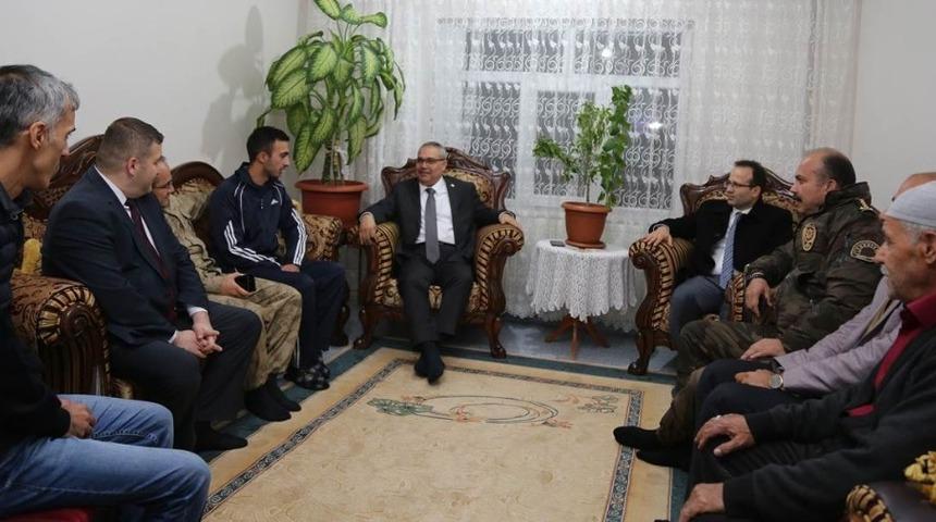 Vali G&uuml;nd&uuml;z&ouml;z&rsquo;den yaralanan askere ziyaret