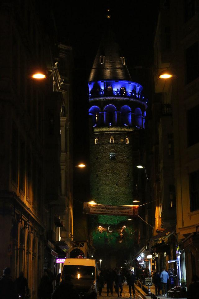 İstanbul'da Köprüler ve Galata Kulesi maviye büründü