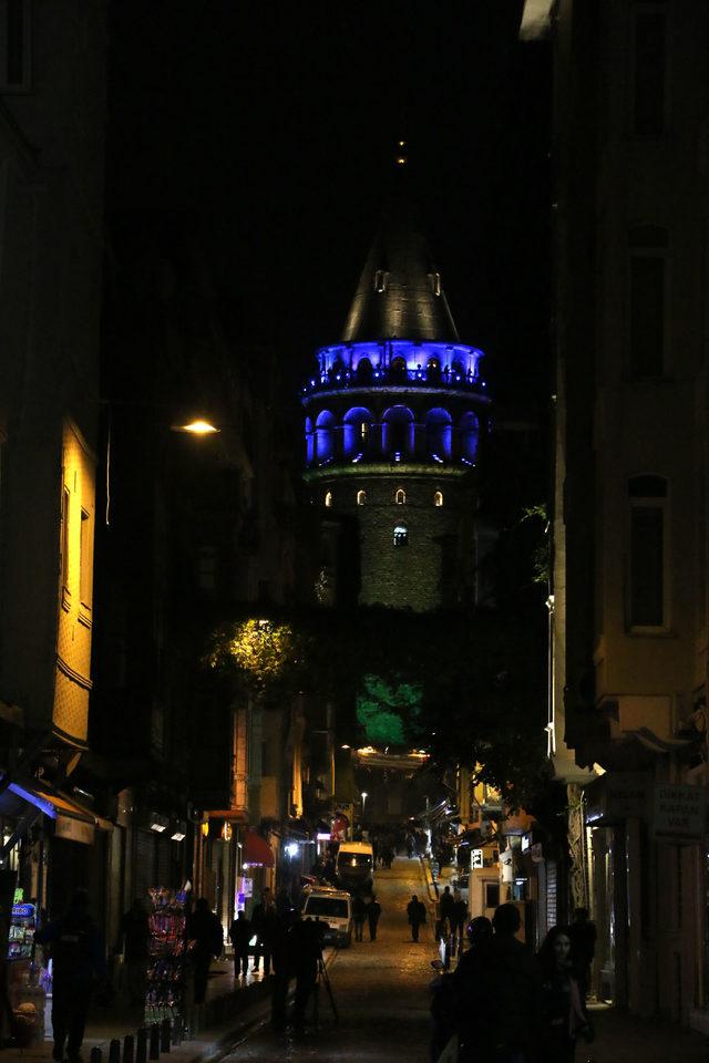 İstanbul'da Köprüler ve Galata Kulesi maviye büründü