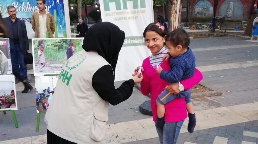 &Ccedil;ocuklara &ccedil;ikolata ikramı