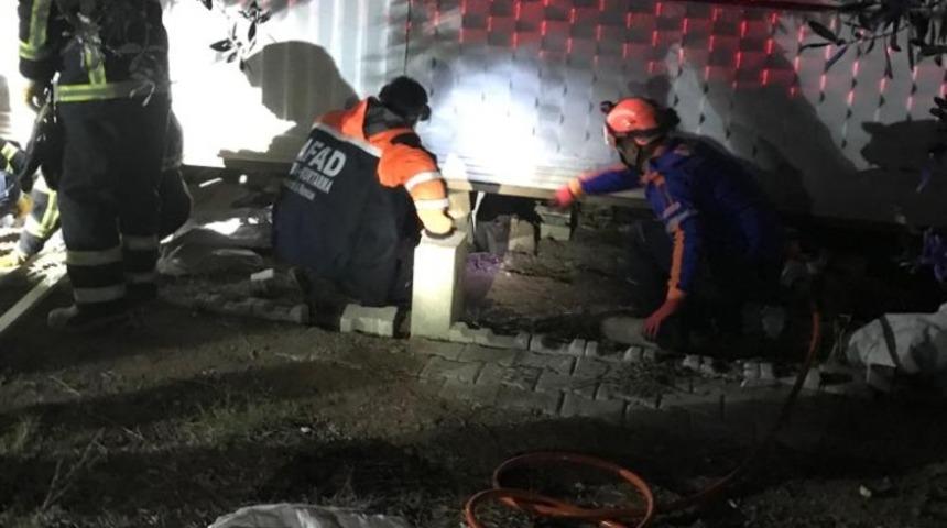 Konteynırı krikoyla kaldırmak isterken altında kalarak &ouml;ld&uuml;