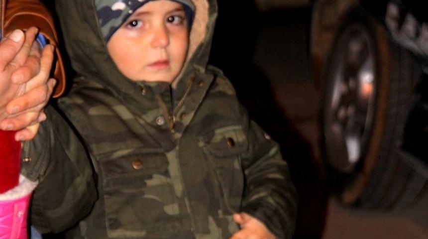 Ara sokaktan fırlayan ara&ccedil; iki &ccedil;ocuklu aileye &ccedil;arpıp ka&ccedil;tı