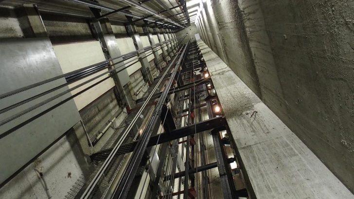 Asansörle 84 kat aşağı düştüler  G1