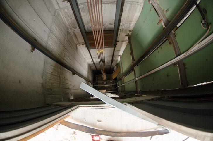 Asansörle 84 kat aşağı düştüler  G3