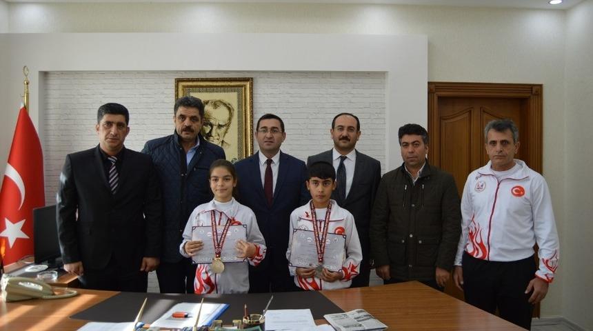 Kaymakam Gencer&rsquo;den Avrupa Şampiyonlarına &ouml;d&uuml;l