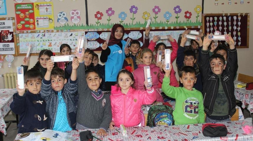 Erzincan&rsquo;da kırtasiye seti &ouml;ğrencilere dağıtıldı