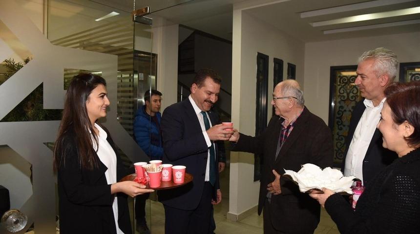 Karesi Belediyesi halka s&uuml;t dağıttı