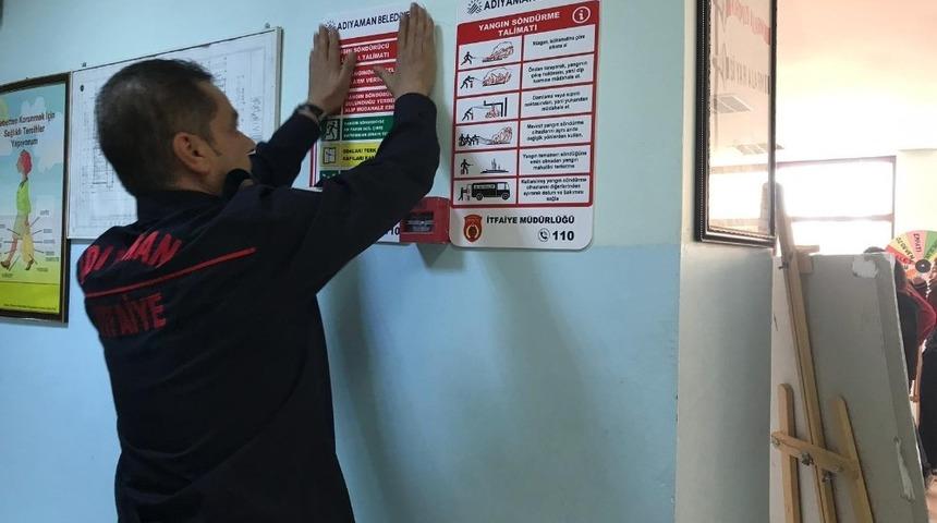 İtfaiye ekipleri okullara yangın ile ilgili panolar asıyor