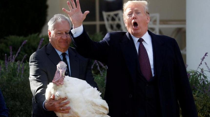 ABD'de ilgin&ccedil; gelenek! Trump bu yıl da hindileri affetti