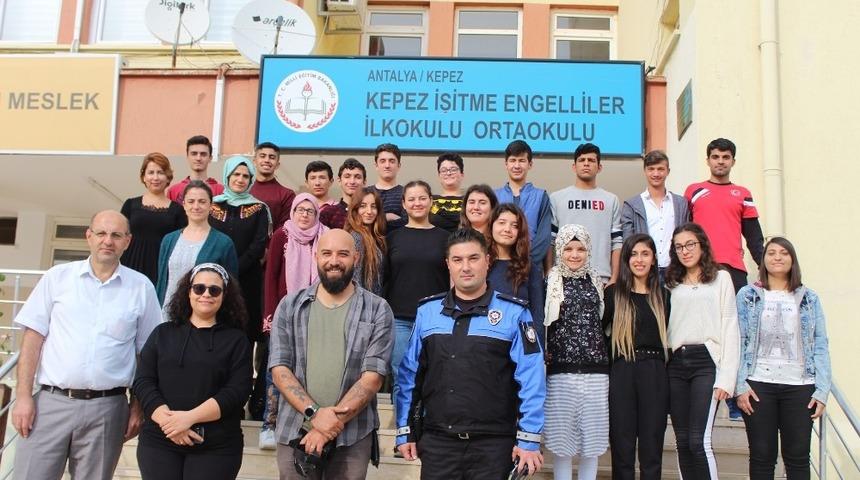 Antalya polisinden işitme engelli &ouml;ğrencilere fotoğraf&ccedil;ılık eğitimi