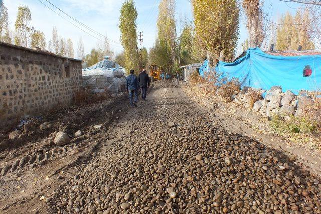 Malazgirt’te yol onarım çalışmaları